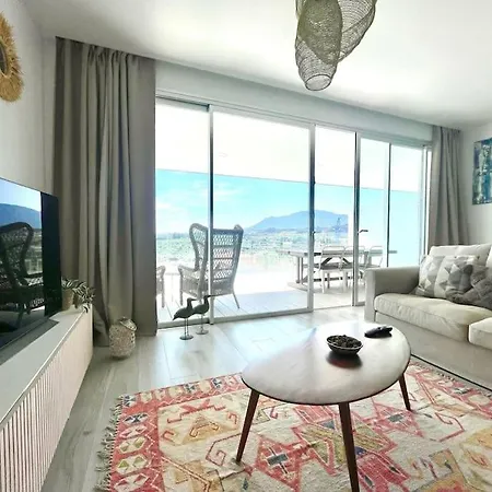 Apartment Stunning Three Bedroom Townhouse With Great Views!