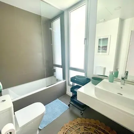 Apartment Stunning Three Bedroom Townhouse With Great Views! *