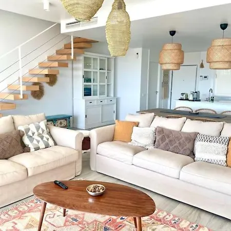 Stunning Three Bedroom Townhouse With Great Views! Apartment *