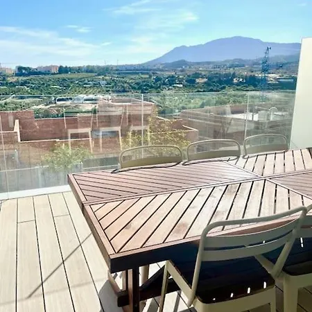 Apartment Stunning Three Bedroom Townhouse With Great Views! *