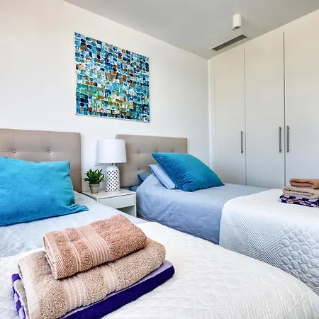 Stunning Three Bedroom Townhouse With Great Views! Apartment *