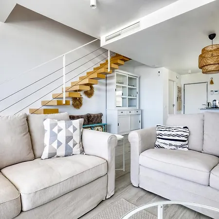 Stunning Three Bedroom Townhouse With Great Views! Apartment
