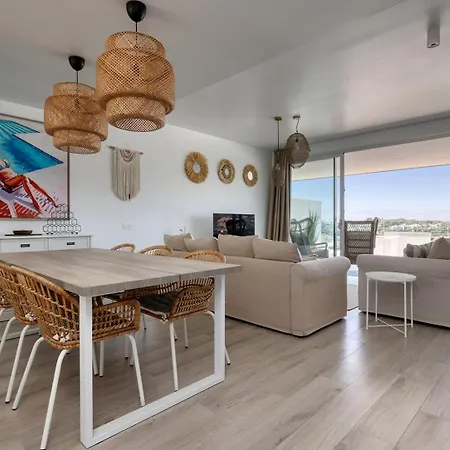 Stunning Three Bedroom Townhouse With Great Views! *