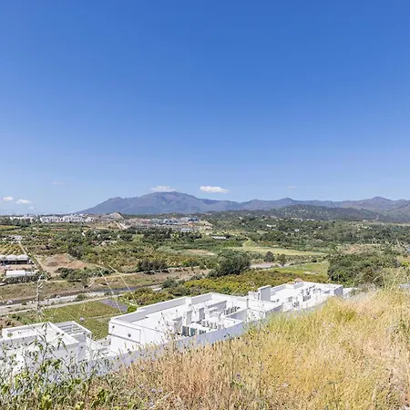 Stunning Three Bedroom Townhouse With Great Views! *
